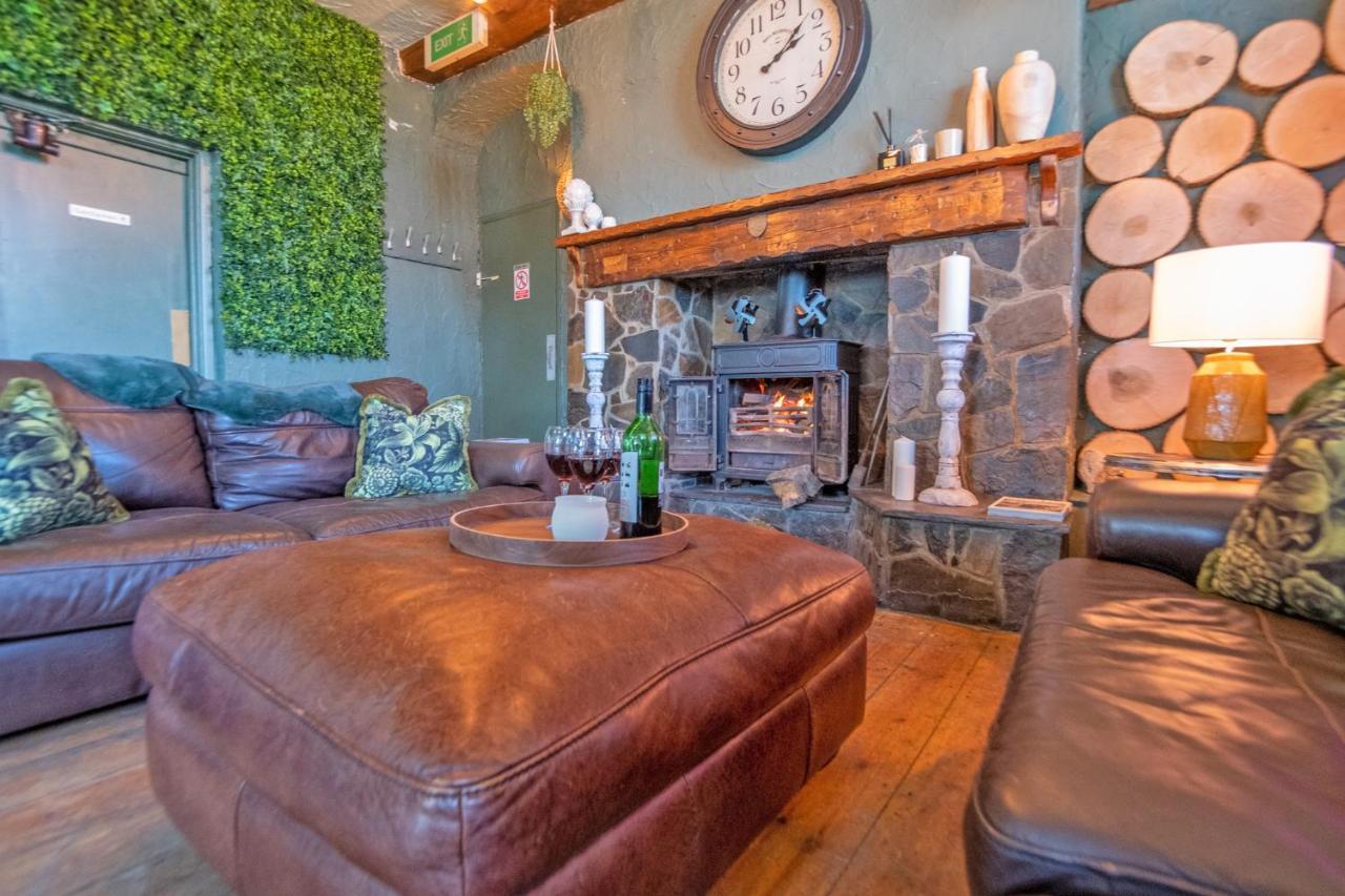 Entire Venue With Accommodation Sleeps Up To 19 - Waterfall Country Escape Wales Coelbren エクステリア 写真