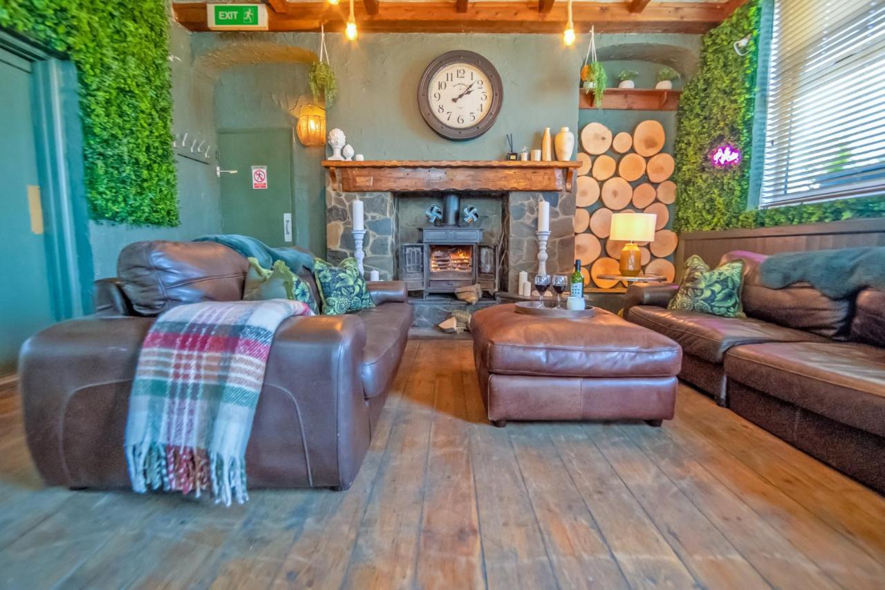 Entire Venue With Accommodation Sleeps Up To 19 - Waterfall Country Escape Wales Coelbren エクステリア 写真