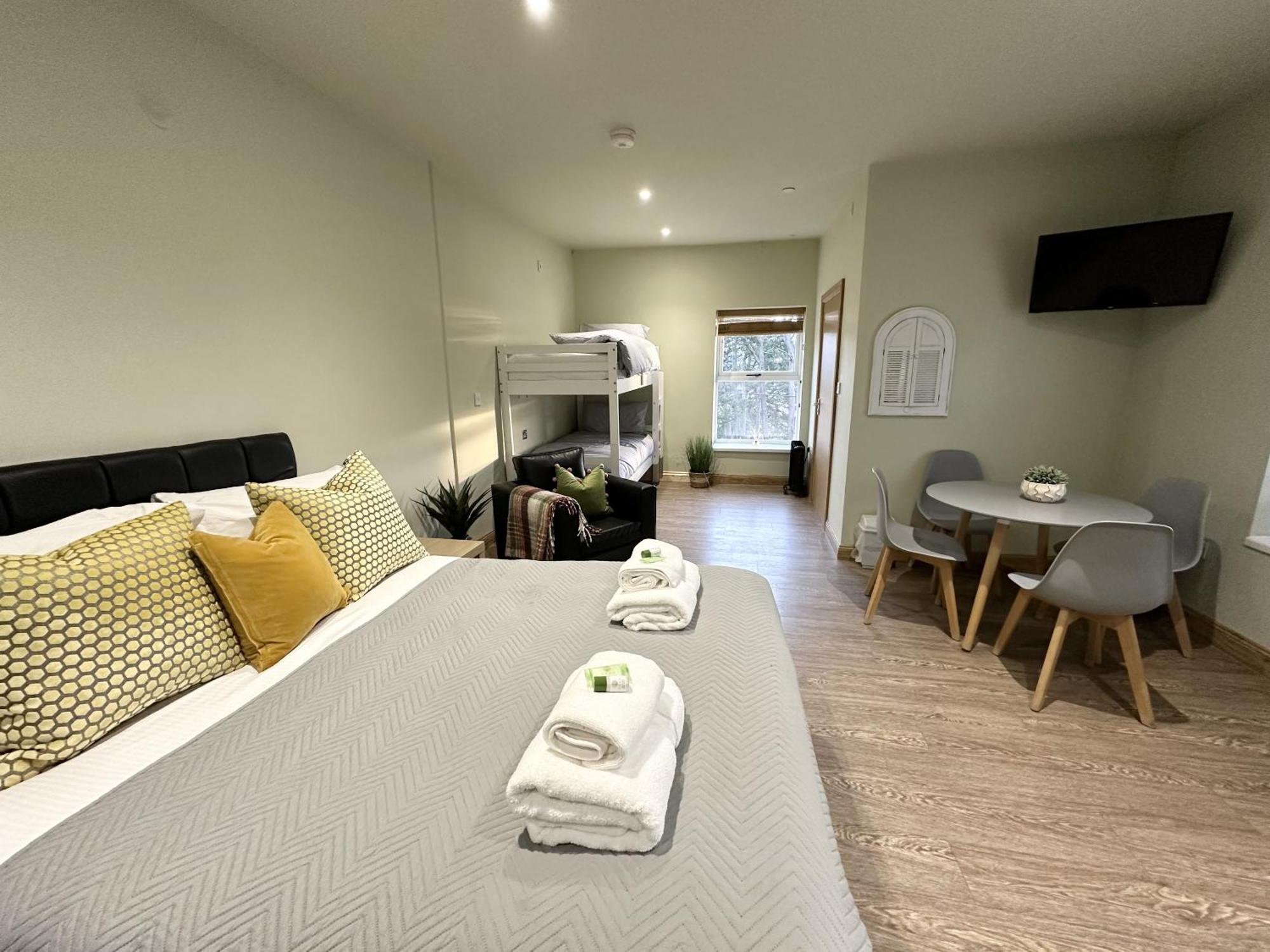 Entire Venue With Accommodation Sleeps Up To 19 - Waterfall Country Escape Wales Coelbren 部屋 写真